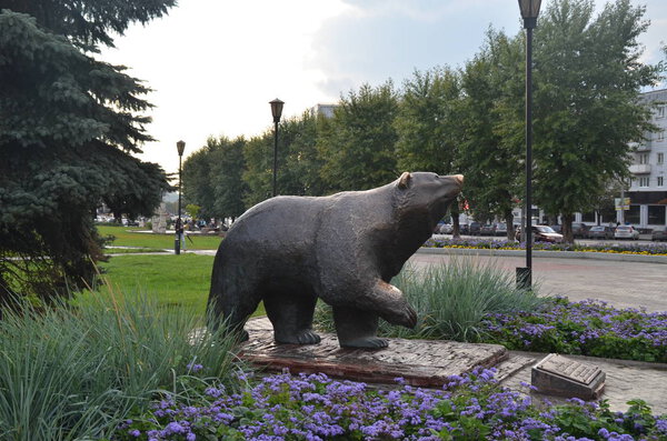 Скульптура "Легенда о пермском медведе" в Перми
