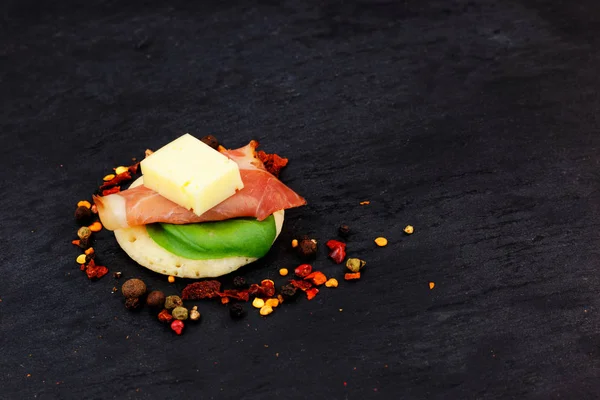 Canapés de panqueca caseiro em pedra de ardósia — Fotografia de Stock