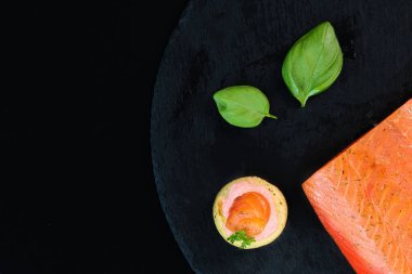 Ev yapımı gözleme kanepeler ve parça parmak yemek partisi için kayrak taş plaka üzerinde füme somon