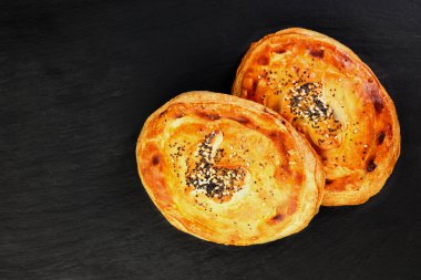 Siyah arduvaz plaka üzerinde taze somon pasta