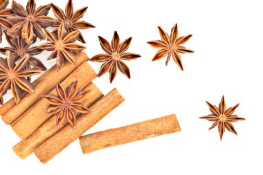 Yıldız anason ve tarçın sopa ot beyaz arka plan üzerinde izole ediyor.