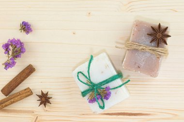 Organik el yapımı Sabun dekorasyon baharat tarçın, yıldız anason ve kopya alanı ile ahşap tahta üzerinde kuru çiçekler
