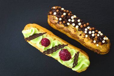 Klasik Fransız fıstıklı çikolatalı pasta dekor ve ahududu tarafından çikolata siyah arduvaz taş plaka üzerinde 