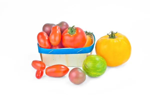 Асортимент органічних овочевих барвистих помідорів ізольовані на білому тлі — стокове фото