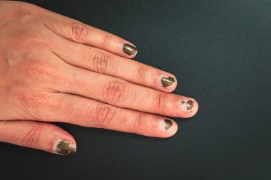Glitter koyu renk çivi üzerinde çizik siyah arka plan kopya alanı ile Lehçe