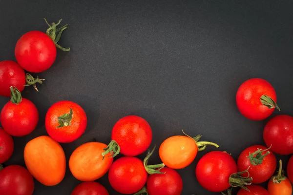 Pomodori biologici freschi dal giardino su sfondo nero — Foto Stock