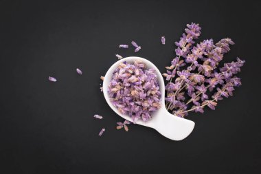 Kurutulmuş lavanta çiçek kopya alanı siyah zemin üzerine