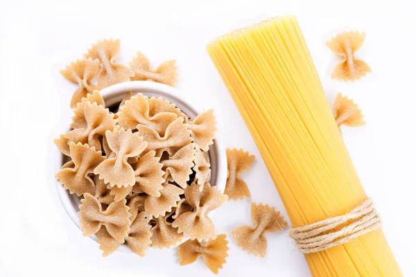 Органічні Farfalle макаронних виробів і спагетті, ізольовані на білому — стокове фото