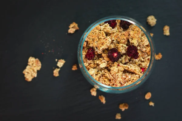Yemek kahvaltı kavramı organik müsli veya Granola siyah arduvaz taş plaka üzerinde