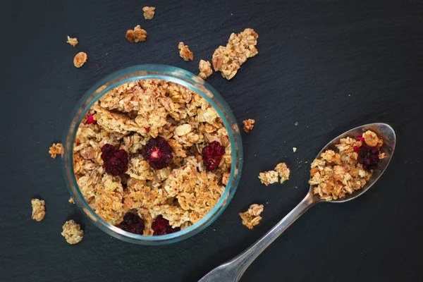 Yemek kahvaltı kavramı organik müsli veya Granola siyah arduvaz taş plaka üzerinde