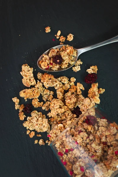 Yemek kahvaltı kavramı organik müsli veya Granola siyah arduvaz taş plaka üzerinde