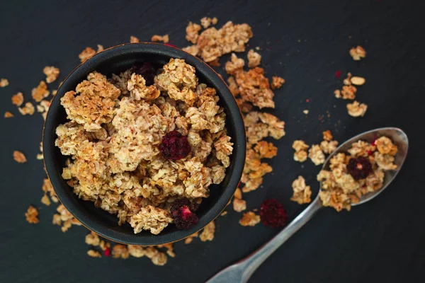 Yemek kahvaltı kavramı organik müsli veya Granola siyah arduvaz taş plaka üzerinde