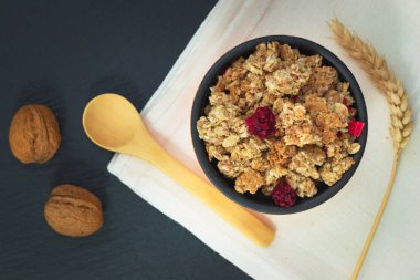Yemek kahvaltı kavramı organik müsli veya Granola ve siyah arduvaz taş plaka üzerinde peçete ile süt