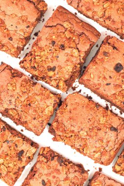 Beyaz arka plan üzerinde izole organik ev yapımı kek