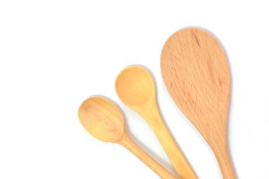 Kopya alanı ile beyaz arka plan üzerinde basit tahta kaşıklar