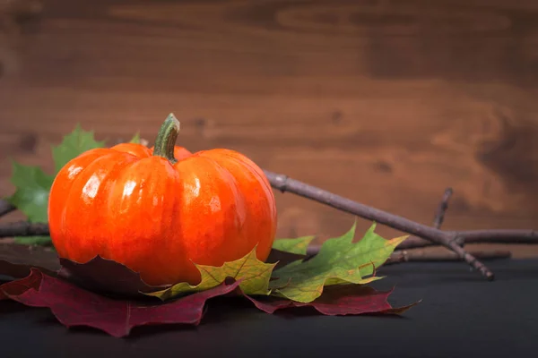 Tök ősszel elhagyja a fekete pala kő és fa háttér a szezon vagy halloween ünnepek háttér-val másol hely — Stock Fotó