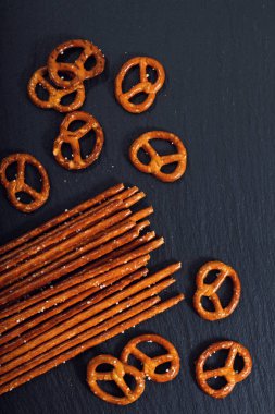 Yemek tuzlu çıtır Pretzel kopya alanı ile siyah arduvaz plaka üzerinde snack