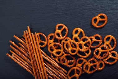 Yemek tuzlu çıtır Pretzel kopya alanı ile siyah arduvaz plaka üzerinde snack