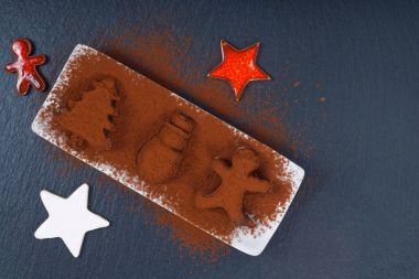 Tatil gıda kavramı ev yapımı çikolata siyah arduvaz taş kopya alanı ile Noel ve yılbaşı dekor şeklinde