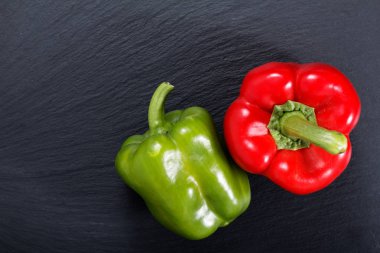 kopya alanı ile siyah arduvaz taş plaka üzerinde kırmızı ve yeşil biber