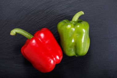 kopya alanı ile siyah arduvaz taş plaka üzerinde kırmızı ve yeşil biber