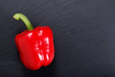 Kopya alanı ile siyah arduvaz taş plaka üzerinde organik kırmızı biber