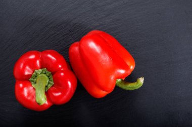 Kopya alanı ile siyah arduvaz taş plaka üzerinde organik kırmızı biber