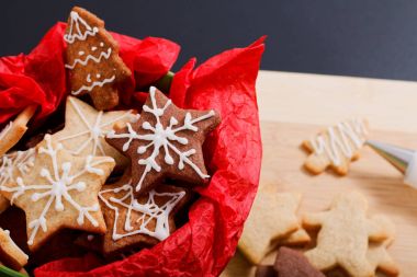 Fikir DIY Bunu kendiniz yeni yıl ve Noel hediye kavramı şeker kurabiyeleri royal buzlanma dekorasyon kopya alanı ile yeşil kova ile