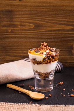 Yemek kahvaltı kavramı organik müsli veya Granola ve yoğurt b