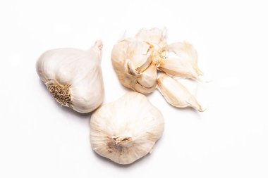 Sağlıklı gıda kavramı üst üzerinde beyaz adam organik sarmısakları görüntülemek