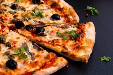 Siyah arduvaz taş ev yapımı Napoli Pizza veya hamsi pizza