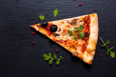 Siyah arduvaz taş ev yapımı Napoli Pizza veya hamsi pizza