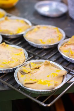 Yemek hazırlama konsepti hareketinden jambonlu kremalı turta.