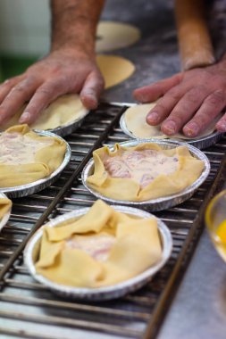 Yemek hazırlama konsepti hareketinden jambonlu kremalı turta.