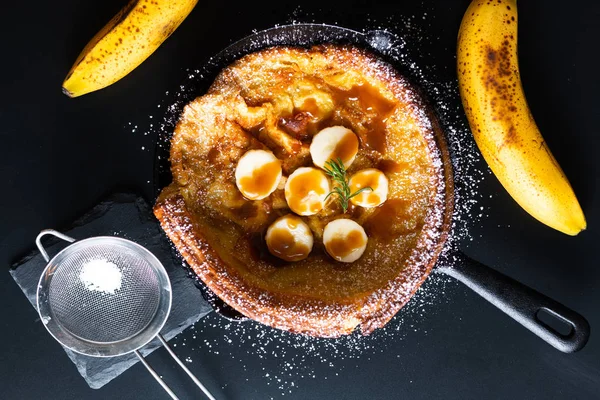 Концепция питания Домашний голландский детский банан карамельная начинка блины — стоковое фото