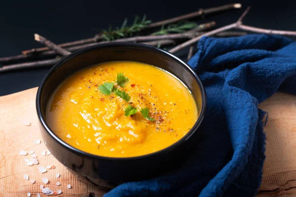 Concept d'alimentation saine Mélange végétalien chaud soupe de légumes dans les cœurs noirs — Photo