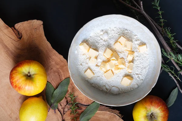 Concetto di preparazione del cibo ingredienti per rendere la crosta di torta fredda ma — Foto Stock