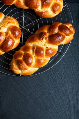 Ev yapımı gıda konsepti taze pişmiş ekmek örgüsü veya brioche