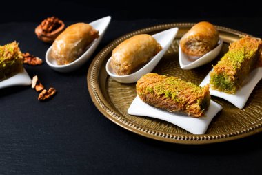 Yiyecek konsepti Doğu Arap tatlı baklava cevizi ve rulo Ka