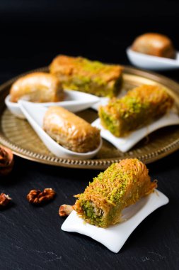 Yiyecek konsepti Doğu Arap tatlı baklava cevizi ve rulo Ka