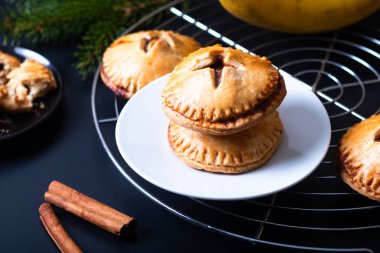 Gıda konsepti taze pişmiş ev yapımı muz bakıcı el pastası.