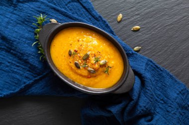 Sağlıklı gıda kavramı. Sıcak sebze çorbası ve kabak çekirdeği karışımı.