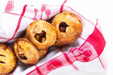 Yemek, sevgililer günü fikri, taze pişmiş ev yapımı elma tarçını. 