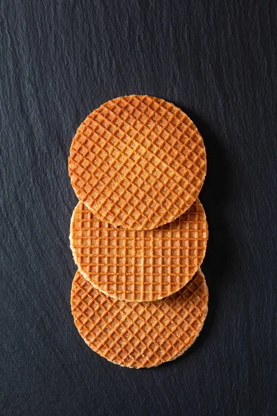 Продовольственная концепция Stroopwafel, хрустящий карамельный сироп голландские вафли на — стоковое фото