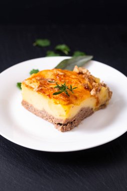 Yemek konsepti ev yapımı organik patates püresi güveci.