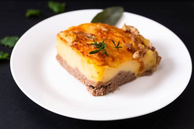 Yemek konsepti ev yapımı organik patates püresi güveci.