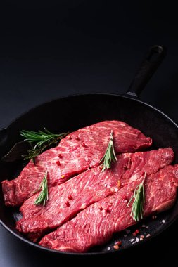 Tavada organik et fileto biftek konsepti.