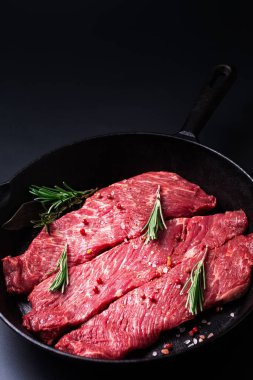 Tavada organik et fileto biftek konsepti.