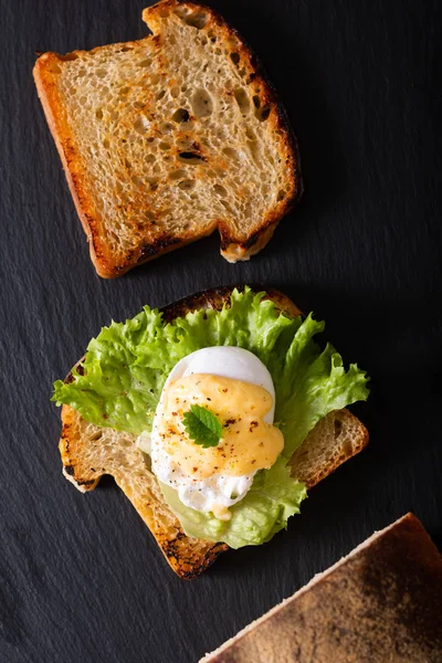 Comida ecológica concepto de desayuno casero Huevo escalfado o huevos bene — Foto de Stock
