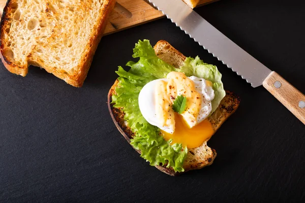 Concept petit déjeuner bio fait maison Œufs pochés ou œufs bene — Photo